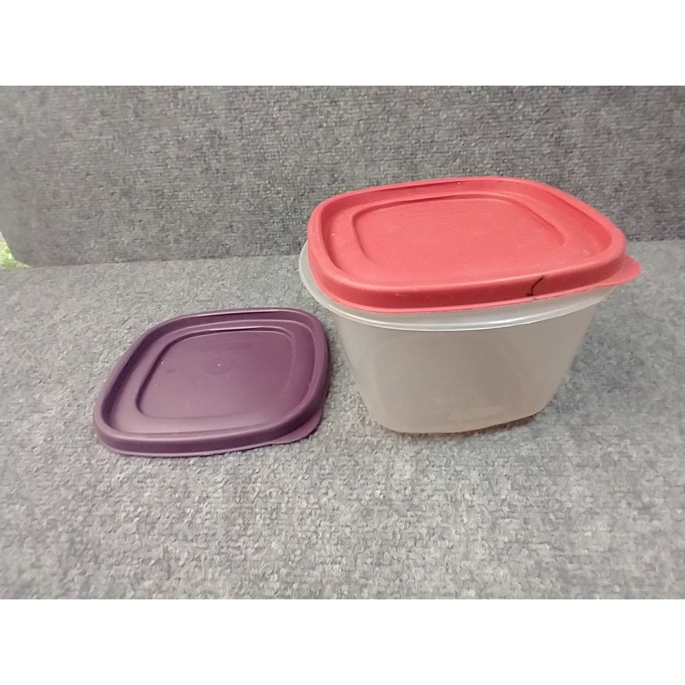 Rubbermaid TakeAlongs 7 Cup Square Food Storage Container with Red Purple Lids‎